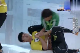 陈赫被袁弘、宝强围困,baby赶快上前帮忙,最后还是被宝强撕了