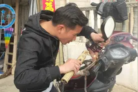农村小伙摩托车镜子坏了，拿出电焊，几分钟就修好了