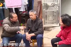 爸爸身亡，妈妈再嫁，后父不让12岁的小女孩进门，好可怜