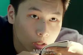 美女生物老师上课，有人修磁带，有人看杂志，有人做这个！视频封面