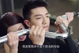 霸道总裁跟美女花式仰卧起坐，画面太甜美了，看着暖心！视频封面