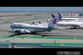 国航747-800和南航的波音787在旧金山机场起飞，你喜欢哪个涂装呢