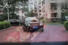 北京小伙结婚遇上下雨，这都不能阻挡，新娘好幸福啊