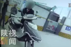 这位摩的司机嘴上一套背后一套  将交警拽下车踢了一脚后迅速逃窜视频封面