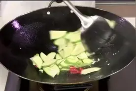 简单食材造就不凡味道平菇炒西葫芦