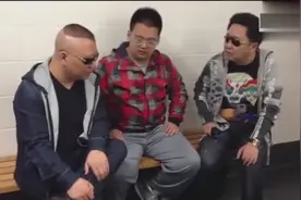 郭德纲于谦后台给郭麒麟说活，阎鹤翔和烧饼听得认真，名师出高徒视频封面