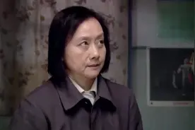 女孩私自收下男子送的东西，被妈妈知道后女孩一下子就慌了视频封面