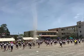 国外小学，真实实拍小型龙卷风视频封面