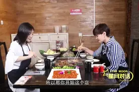 邓家佳带朋友来自家火锅店，主打菜“HI辣鱼”，被一盘辣椒掩盖了