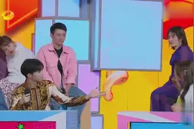 和杨超越剪刀石头布，陈立农故意放水，是敷衍还是宠溺！视频封面