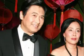 周润发的两个妻子，同是60岁，现任身家百亿，前任是怎么样的呢视频封面