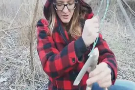 美女求生专家，野外手把手教你做吊脚套陷阱，真的太实用了！