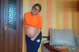 怀双胞胎的肚子有多大？孕妇肚皮都被撑得锃亮