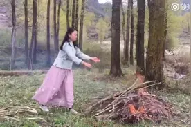 古法炭火蜂蜜烤鸡，鸡是跑山鸡，蜜是野蜂蜜，洗菜的水是山泉水。