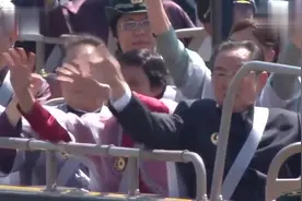 93大阅兵，抗战老兵方队一出场，全场起立向老兵们敬礼，致敬老兵视频封面