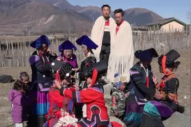 凉山彝族美女要出嫁了，父母不舍送别，看他们居住的环境真的好美视频封面