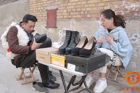 美女卖鞋，没想200元的鞋被小伙试穿后变成了10元，太有趣了视频封面