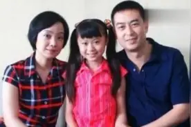 张嘉译全家福近照，爸爸精神妈妈富态十足，女儿甜美可人幸福一家视频封面