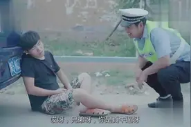 喝酒不开车，男子遇到交警就推着走，交警开车看着男子推视频封面