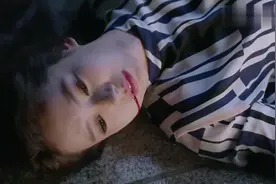 危险之际，姐姐放下积怨舍命救下妹妹，妹妹终于后悔崩溃大哭！视频封面