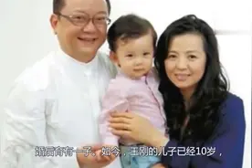 69岁王刚近照，头发花白有点认不出，10岁儿子有点不可思议！