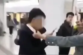 爽酸！地铁猥琐男偷摸小姑娘，结果被边上女警#小姐姐  当场活捉！#霸气 #正能量 @抖音小助手视频封面