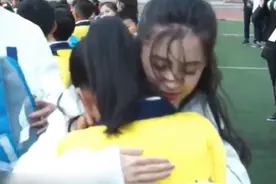 baby回归跑男！连连拥抱合影安慰没有拿到书包的小学生！