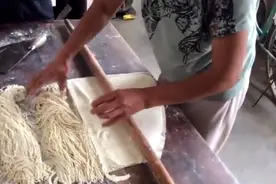 实拍婆婆手工面的制作全过程