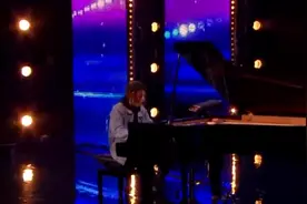 小哥弹钢琴时突然按了一个键，全场气氛瞬间燃爆