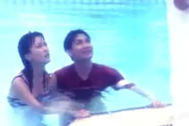 女子参加同学会 陪男同学一起戏水 丈夫怒了！视频封面