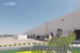 5人穿相扑装比赛，现场乱成一团，友谊的小船说翻就翻！视频封面