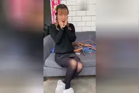 闺蜜给美女介绍对象，美女打扮成这个样子要出门，笑喷了！视频封面