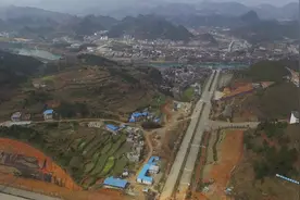 为啥贵州不能像重庆在山上建城，而是把整座山都挖掉！你怎么看？视频封面