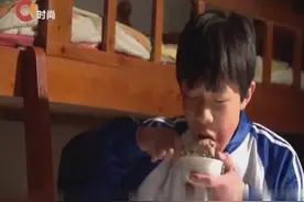 儿子将鸡汤端给母亲喝，结果母亲只喝下汤，将鸡腿留给了儿子！视频封面