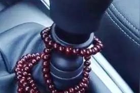 为什么总有老司机喜欢在档杆上挂佛珠？看似只是装饰，其实很有用