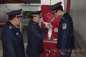 春节期间市区各小区保安24小时巡逻保平安图片