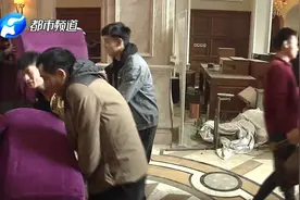 电锯撬锁后，60名干警冲进郑州一豪华洗浴中心，强制执行！视频封面