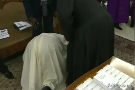 梵提冈教皇弗朗西斯为南苏丹和平跪吻南苏丹政府和反政府代表脚