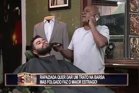 巴西恶搞 光头佬恶搞刮胡子顾客 接电话走神踢掉一片胡子视频封面