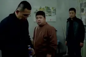 三个劫匪抢了一堆连号新钱，提心吊胆的不知道怎么花，何苦！