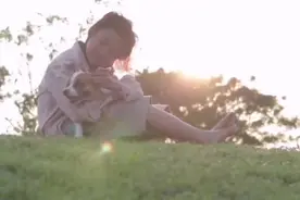 泰国流浪女孩小晴和流浪狗狗的故事，感动哭了视频封面