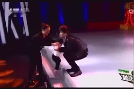 湖南小伙因唱歌离婚，一首歌技惊四座，评委直呼：难得入心歌手视频封面