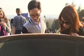 南京中山陵奉安铜鼎被游客当“聚宝盆”投掷钱币祈福图片