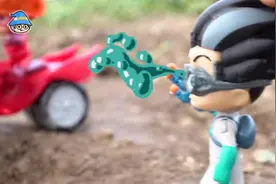 PJ面具骑在泥泞的水坑里的摩托车上视频封面