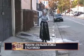 巴西恶搞 站在阳台上假扮大鸟 噗一声鸟粪落路人头上视频封面