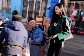 2米高女巨人街头偶遇一米五武大郎，轻轻拍了一下比身高，看蒙圈