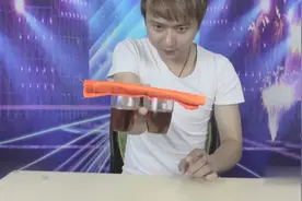 教你如何用一根手指提起二杯酒，背后原理原来是这样