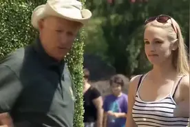 国外爆笑街头恶搞：男子与“大猩猩”接吻，路人嗤之以鼻避而视频封面