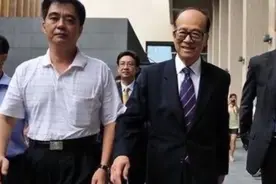 都说王健林和李嘉诚的保镖多 其实刘强东的保镖也不少视频封面