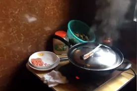 清洁工大妈厕所里开厨做美食，见过吗？视频封面